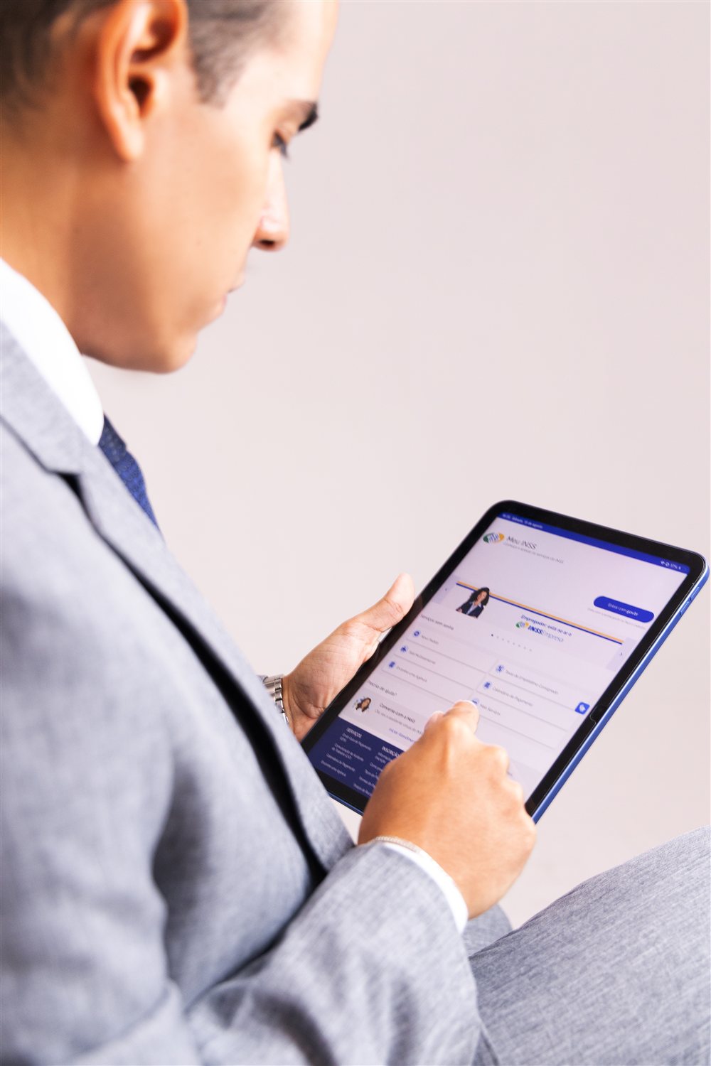 Dr. Washington Moura consultando o Meu INSS em um iPad